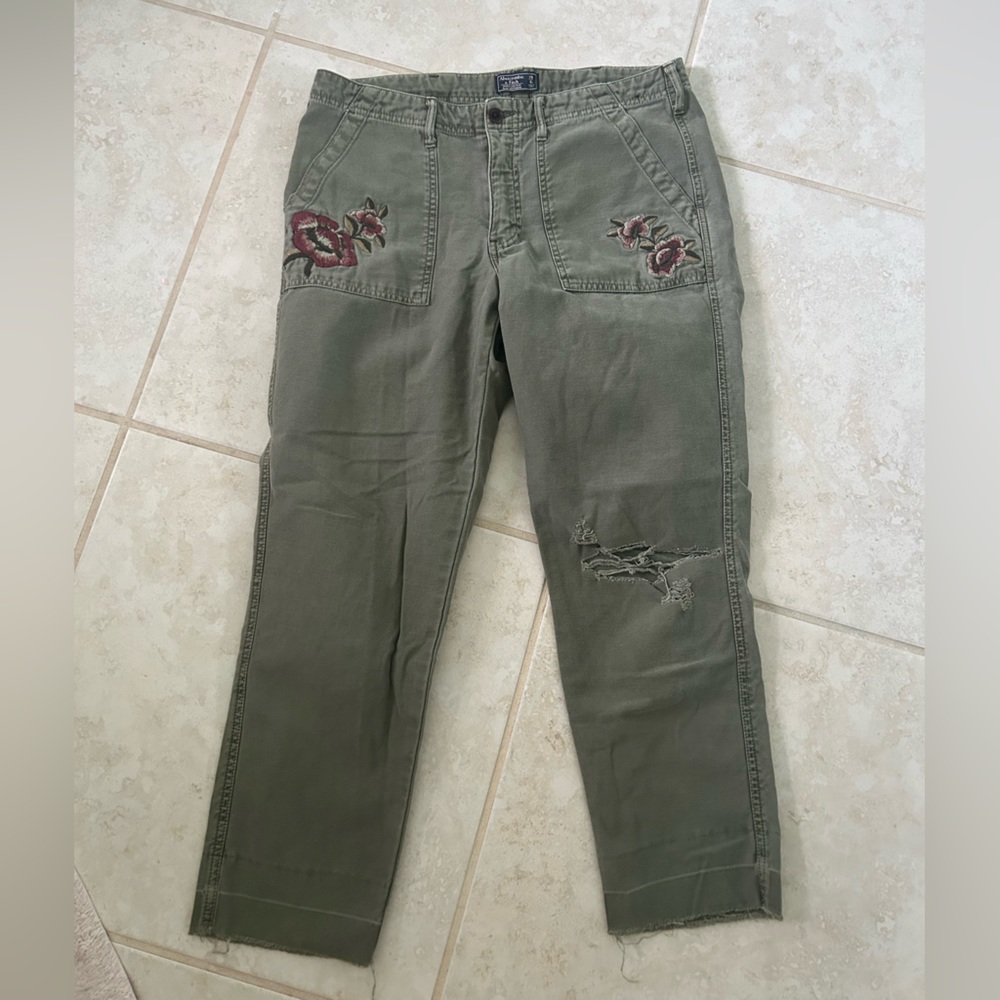Abercrombie & Fitch cargo crop 8